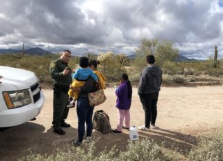 Nuevo México pide investigación federal por abusos en centro para migrantes
