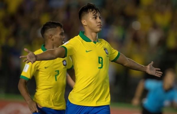 1-2. Brasil marca sobre el tiempo, remonta y conquista su cuarto título