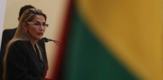 La presidenta de Bolivia remueve al Alto Mando Militar como primera medida