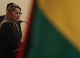 La presidenta de Bolivia remueve al Alto Mando Militar como primera medida