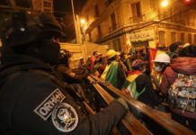 Policías de La Paz se repliegan en una unidad cercana a la sede del Gobierno