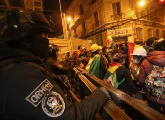 Policías de La Paz se repliegan en una unidad cercana a la sede del Gobierno