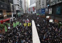 Manifestación pacífica pro-EEUU en Hong Kong acaba en tensión con la policía