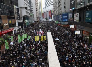 Manifestación pacífica pro-EEUU en Hong Kong acaba en tensión con la policía