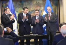 Gobierno y Fenafuth firman convenio de fortalecimiento del fútbol ante presidente de la FIFA