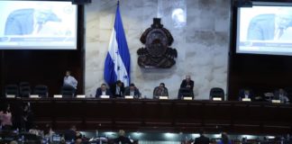 Continúa prohibido que se conduzcan dos hombres en motocicleta por reconsideración de CN