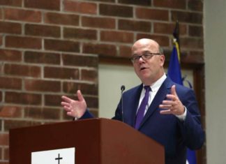 Un congresista de EE.UU. pide a su país y a El Salvador abrir los archivos de la guerra civil