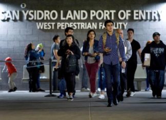 La justicia suspende orden de Trump de denegar visados a migrantes sin seguro