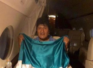 El avión de Morales recaló en Paraguay para esperar autorización hasta México