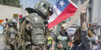 Fiscalía chilena formalizará a 14 policías por dos casos de tortura La poblacion chilena denuncia represión militar en protestas