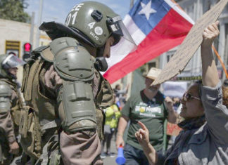 Fiscalía chilena formalizará a 14 policías por dos casos de tortura La poblacion chilena denuncia represión militar en protestas