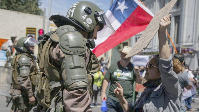 La poblacion chilena denuncia represión militar en protestas