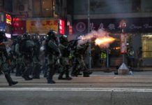 Violentos choques en Hong Kong entre la Policía y grupos de manifestantes