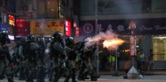 Violentos choques en Hong Kong entre la Policía y grupos de manifestantes