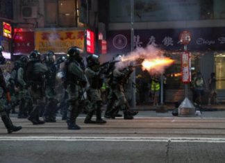 Violentos choques en Hong Kong entre la Policía y grupos de manifestantes