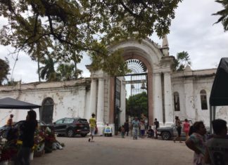 Hondureños coronan a sus Fieles Difuntos