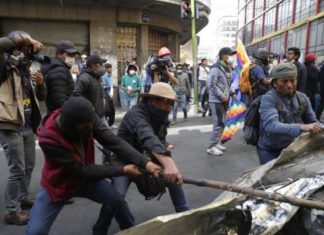 El número de muertos sube a siete y los heridos superan el centenar en Bolivia