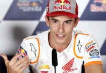 A Marc Márquez se le sale un hombro y él mismo se lo recoloca