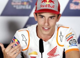 A Marc Márquez se le sale un hombro y él mismo se lo recoloca