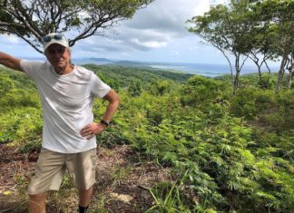 El famoso actor Michael Douglas está de regreso en Roatán