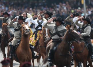 Campesinos mexicanos intentan boicotear desfile de Revolución como protesta