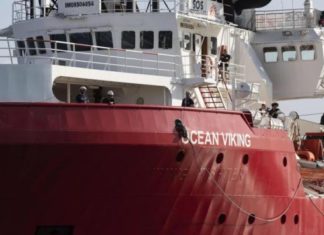 «Ocean Viking» rescata a 125 migrantes en el Mediterráneo y espera un puerto