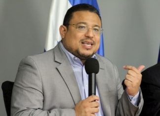 Un modelo parlamentario es una propuesta “jalada de los cabellos”, califica Omar Rivera