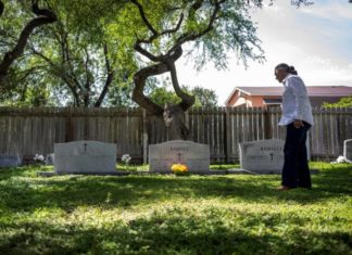 Familia batalla contra muro de Trump en defensa de iglesia y sus cementerios