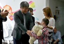 Un robot japonés, la nueva mascota de niños enfermos de cáncer en Uruguay
