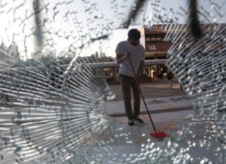 Soldados chinos salen a limpiar las calles en Hong Kong en una jornada de calma tensa