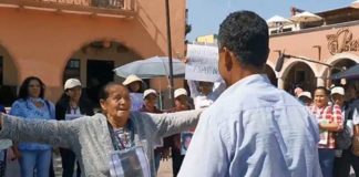 Madre e hijo migrante se reencuentran después de 32 años