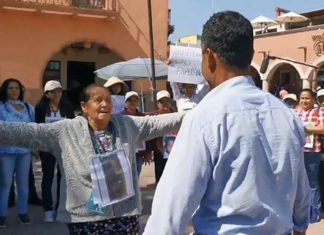 Madre e hijo migrante se reencuentran después de 32 años