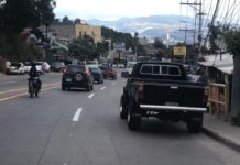 Aplican multa de L.3 mil para quienes aparquen vehículos sobre aceras en la capital