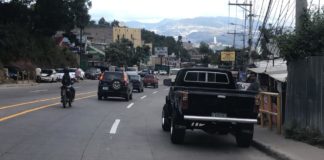 Aplican multa de L.3 mil para quienes aparquen vehículos sobre aceras en la capital