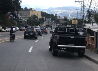 Aplican multa de L.3 mil para quienes aparquen vehículos sobre aceras en la capital