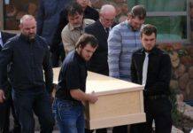 Mormones lloran en funeral a sus familiares asesinados por narcos en México