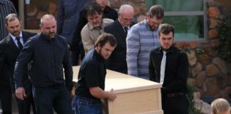 Mormones lloran en funeral a sus familiares asesinados por narcos en México