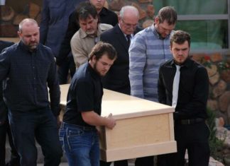 Mormones lloran en funeral a sus familiares asesinados por narcos en México