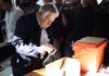 Mujica y Topolansky emitieron su voto en medio de saludos de vecinos