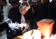 Mujica y Topolansky emitieron su voto en medio de saludos de vecinos