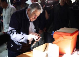 Mujica y Topolansky emitieron su voto en medio de saludos de vecinos