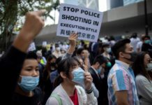 Muere un estudiante que cayó de un edificio en una zona de protestas en Hong Kong