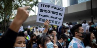 Muere un estudiante que cayó de un edificio en una zona de protestas en Hong Kong