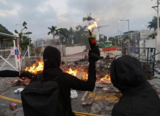 Barricadas, gas y sabotajes: las protestas vuelven a paralizar Hong Kong