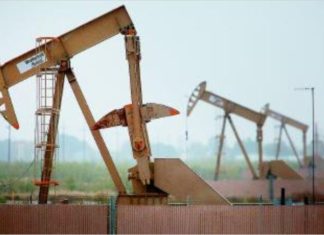 Petróleo de Texas se mantiene mientras caen los suministros de crudo en EEUU