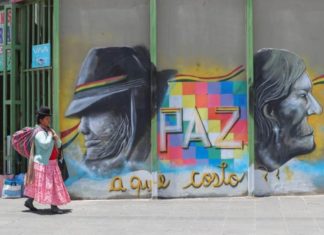 Los bolivianos siguen divididos, un mes después de la salida de Morales