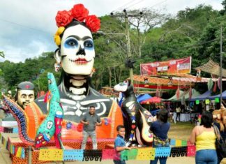 Pueblo hondureño rinde homenaje a culturas del mundo con esculturas gigantes