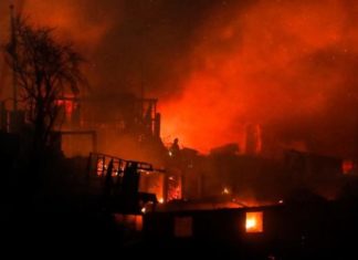 El fuego asalta a los vecinos de la chilena Valparaíso en plena Nochebuena