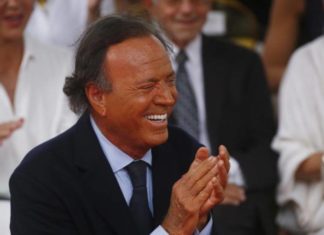 Julio Iglesias lanza beca musical con Latin Grammy para expandir su legado