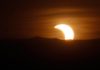 Un eclipse anular de Sol o «anillo de fuego» atrae a miles de personas en Asia